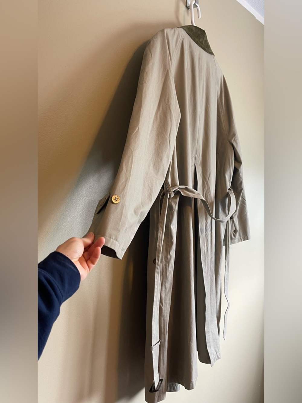 Classic Beige Trench Coat with Contrast Collar - Picture 5 of 11